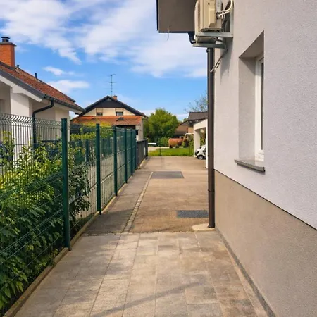 Spring And Summer Cosy Family Apartment Near Ljubljana & Parking Apartman